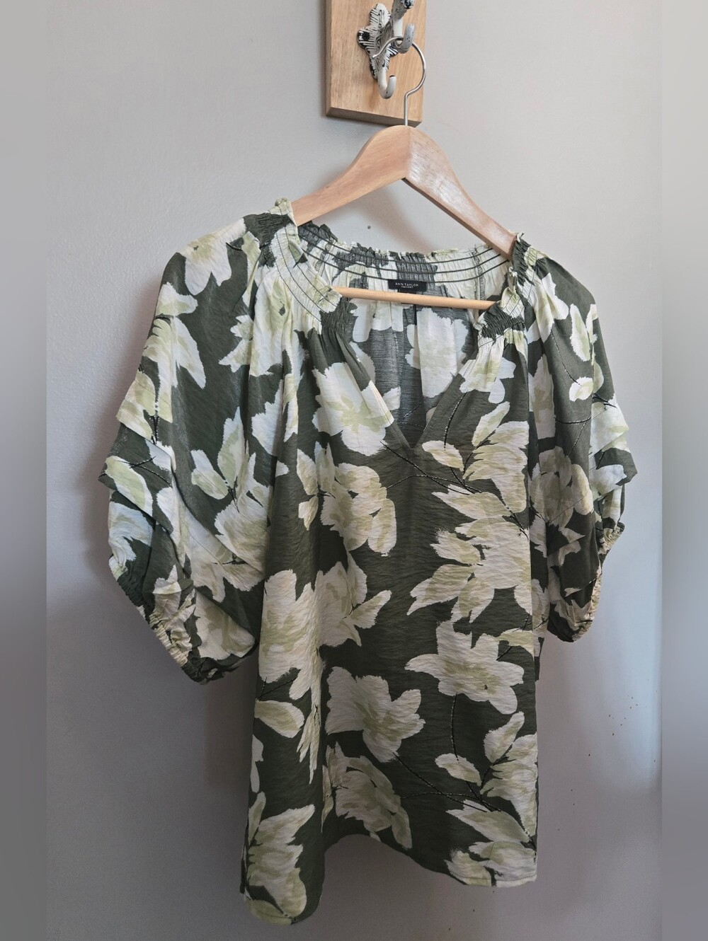 Ann Taylor💫Peasant Top ($59) Med